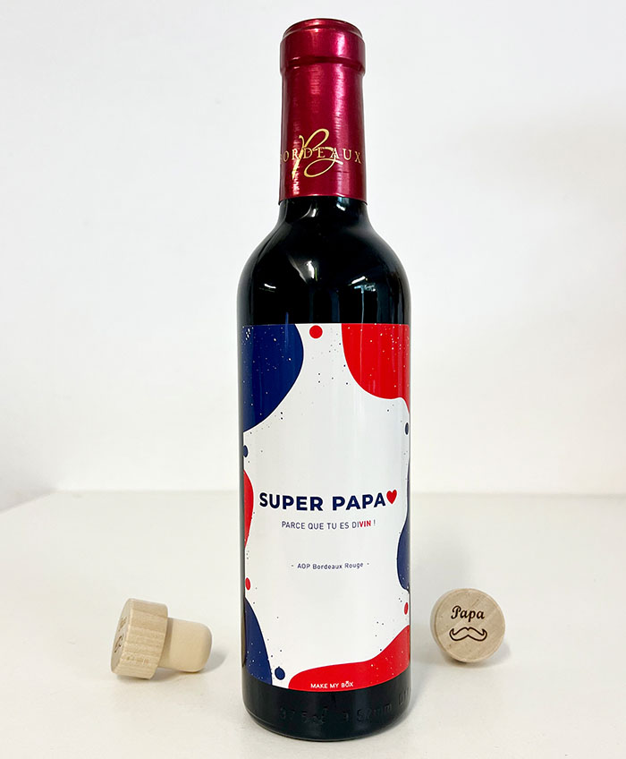 10 idées cadeaux pour la Fête des pères - cadeau papa Enchantez le palais du super papa qu'il est avec notre demi-bouteille AOP Bordeaux rouge 2020 (37,5 cl) mise en bouteille tout près de chez nous !
Parce qu'il le mérite bien et qu'il est di...vin !
Design exclusif by Make my Box :)