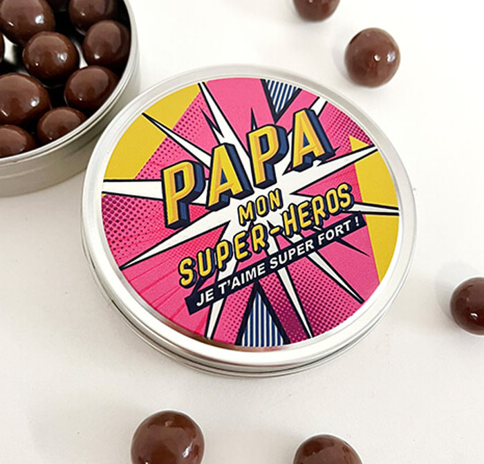 Petite boîte "Papa mon super héros" remplie d'amour avec ses billes chocolat croustillantes au caramel ! À déguster sans modération :)
Fabriqué en France.
À ajouter dans sa Box cadeau Papa sans hésiter pour son anniversaire ou la fête des pères.