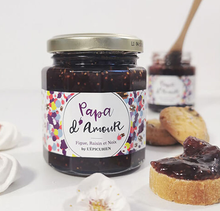 Que ce soit pour son anniversaire, pour la fête des pères ou pour aucune occasion en particulier, la confiture "Papa d'amour" aux figues, raisins et noix est le petit cadeau parfaitement gourmand à rajouter dans sa box pour lui faire plaisir. Se déguste dans un moelleux au chocolat, des gâteaux fourrés, un crumble, une tartelette amandine, avec un chèvre mi-sec... Produit by @L'épicurien : la figue noire utilisée est la Bourjassotte Noire, dite Parisienne ou Violette de Solliès. Elle est d’une qualité remarquable. L'Épicurien a établi depuis plusieurs années un cahier des charges avec un producteur de Provence qui garantit une récolte sélective et une parfaite maturité du fruit. On retrouve parfois des grains de raisin entiers dans la confiture. Ce fruit, issu de la vigne, est l'un des plus anciens au monde. Il forme avec la figue un doux mélange.