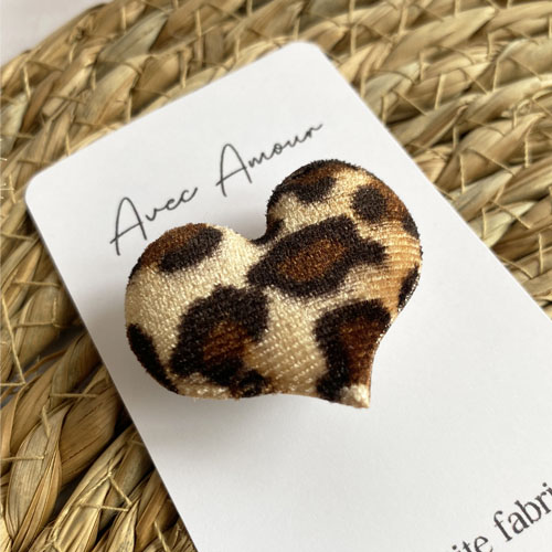 Broche coeur léopard