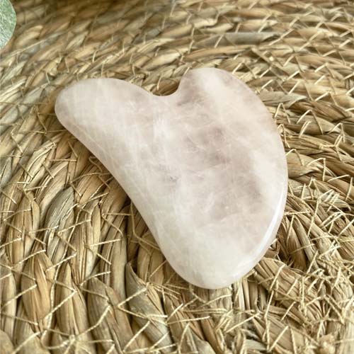 Gua Sha Visage en Quartz Rose – Rituel Beauté et Éclat Naturel